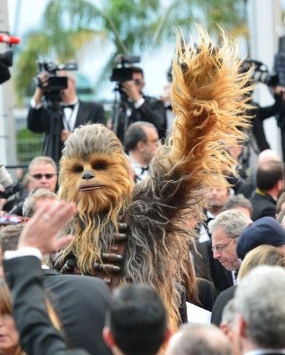 Chewbacca, mascotte SUDDEN.FR, sur le tapis rouge de Cannes
