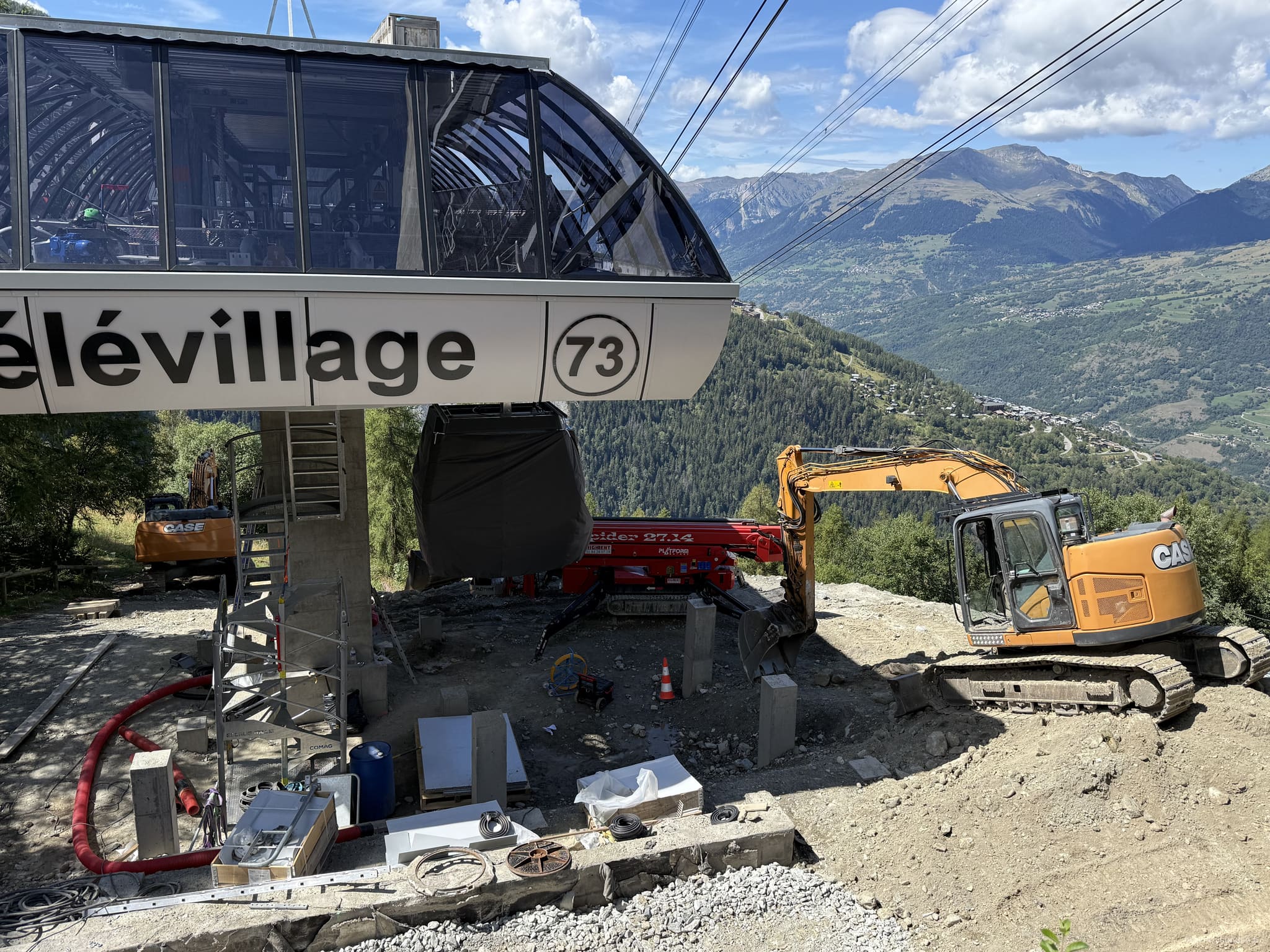 Cabine de la nouvelle télécabine Télévillage sur sa gare en construction, chantier de Peisey-Vallandry, Paradiski