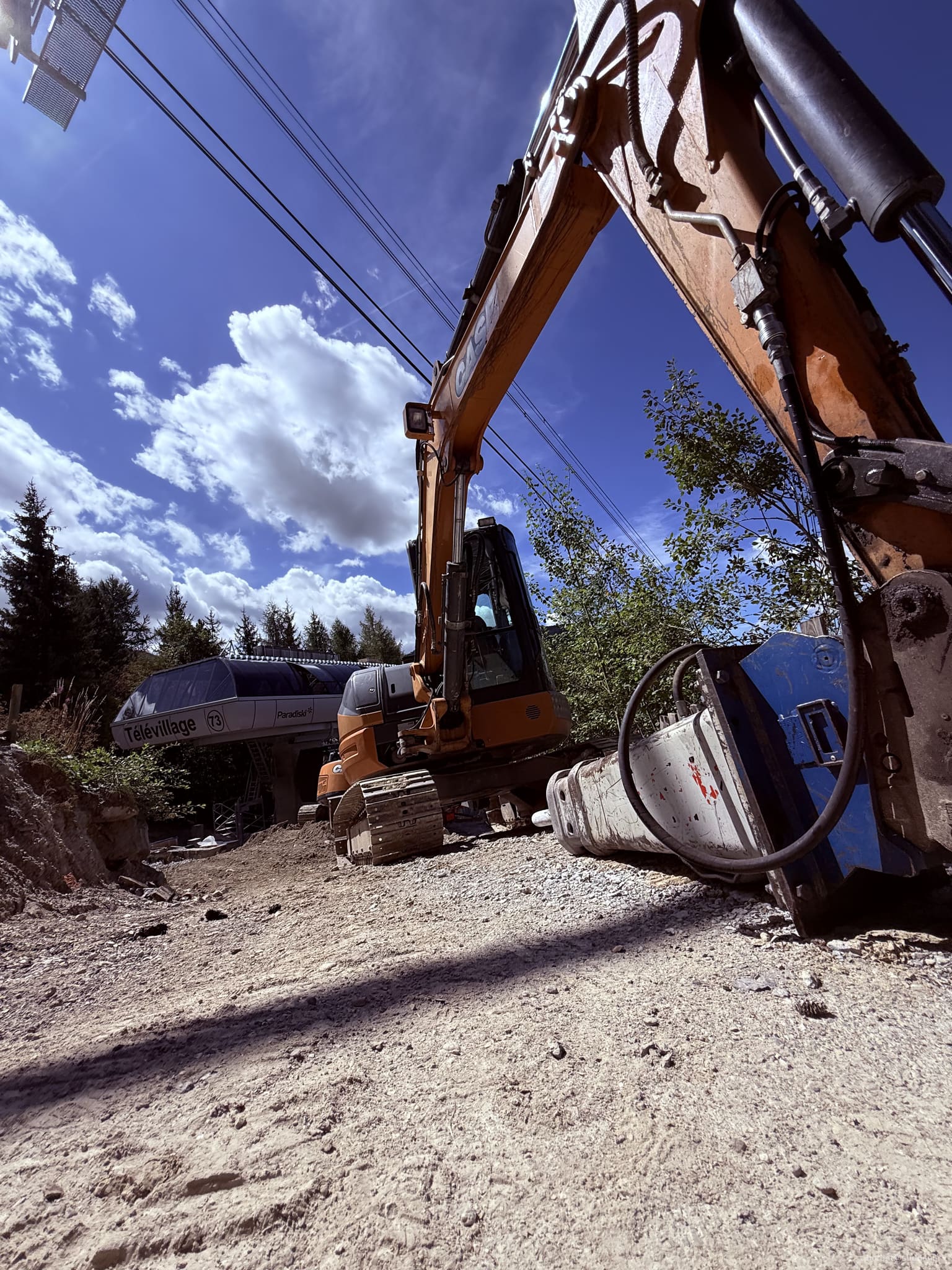 Pelleteuse équipée d'un brise-roche sur le chantier de la télécabine Télévillage à Peisey-Vallandry